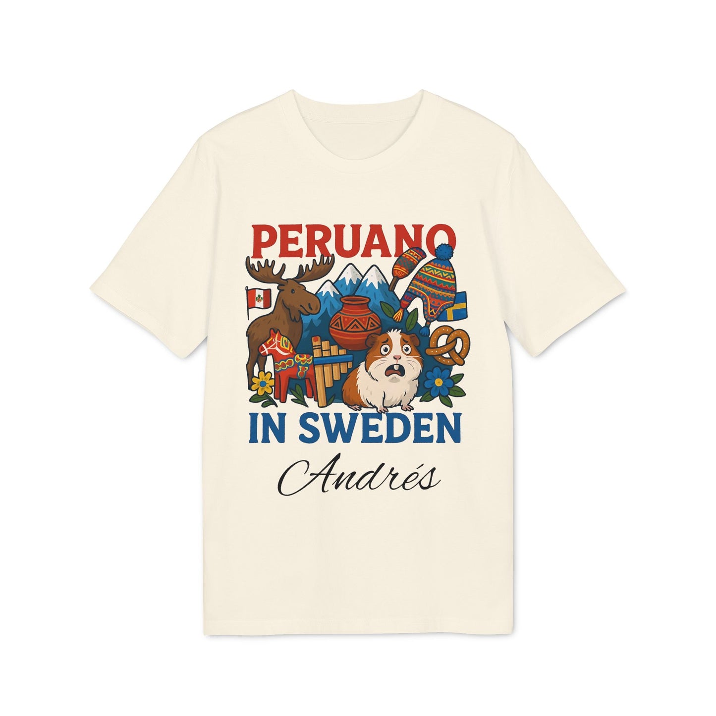 Peruano Sweden Personalized With Name 100% Organic Cotton T-Shirt, crema, diseño "Peruano in Sweden" con montañas, alce y nombre Andrés