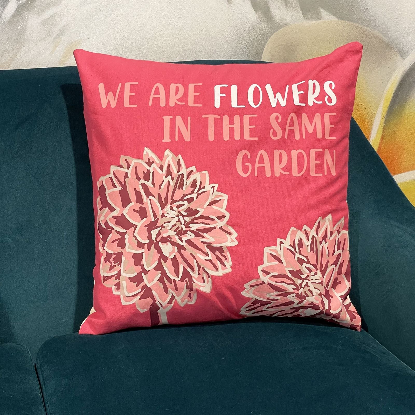 Alt-Tag: Pink Poem Baumwoll-Kissenbezug – 45x45 CM, rosa Baumwollbezug mit dem Spruch „WE ARE FLOWERS IN THE SAME GARDEN“ und Blumen