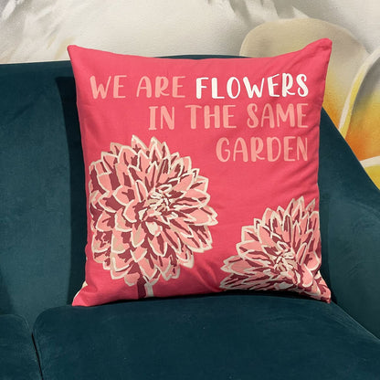 Alt-Tag: Pink Poem Baumwoll-Kissenbezug – 45x45 CM, rosa Baumwollbezug mit dem Spruch „WE ARE FLOWERS IN THE SAME GARDEN“ und Blumen