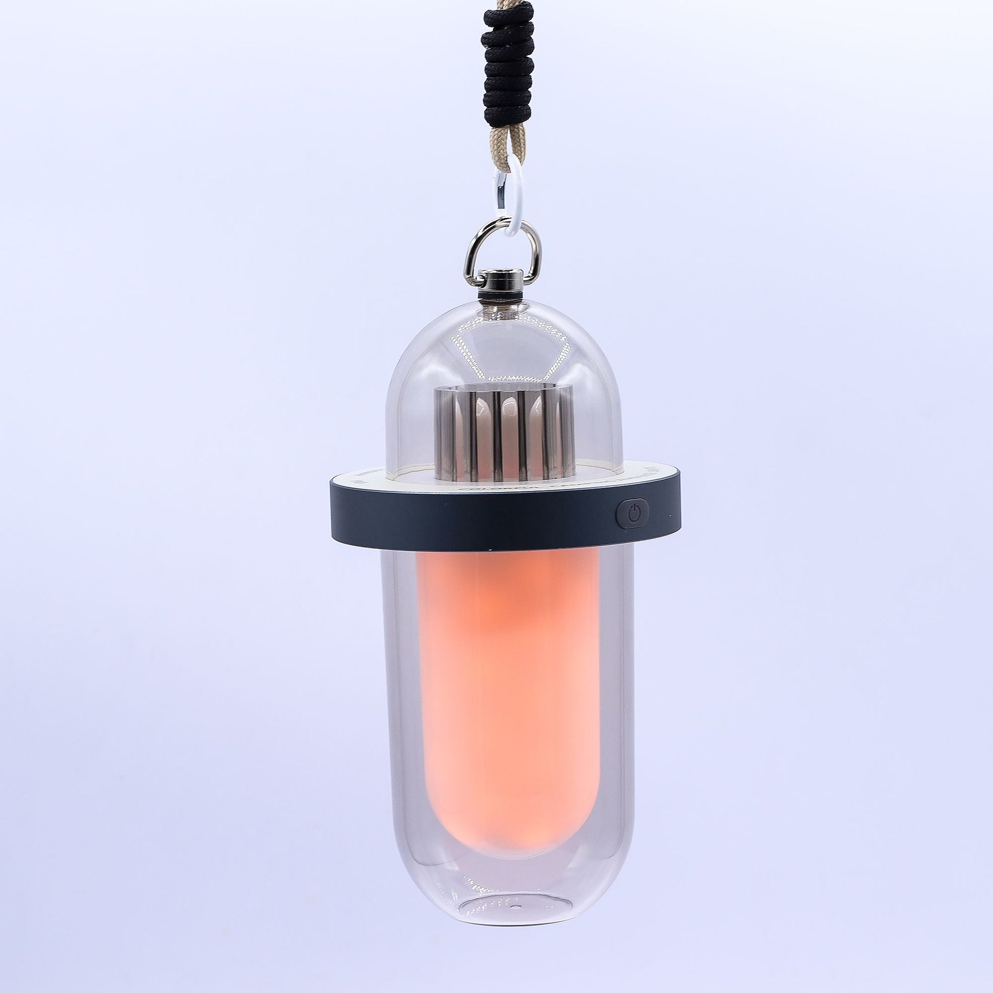 Lampe mit Flammeneffekt aus Kunststoff – weiße, per USB-C wiederaufladbare Hängelaterne mit warmem Licht im Flammenstil und transparentem Gehäuse