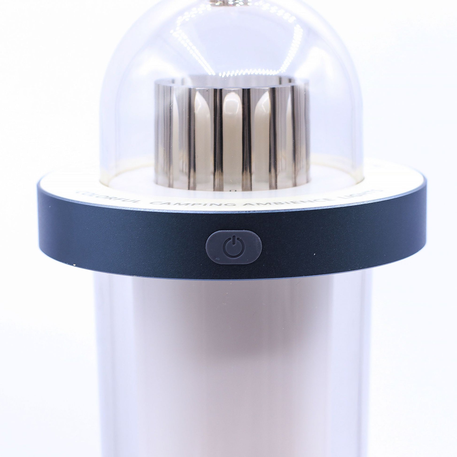 Lampe mit Flammeneffekt aus Kunststoff – Weiß, per USB‑C wiederaufladbar, mit transparenter Kuppel, Ein-/Aus-Taste und LED-Flammeneffekt zur Dekoration im Innen- oder Außenbereich