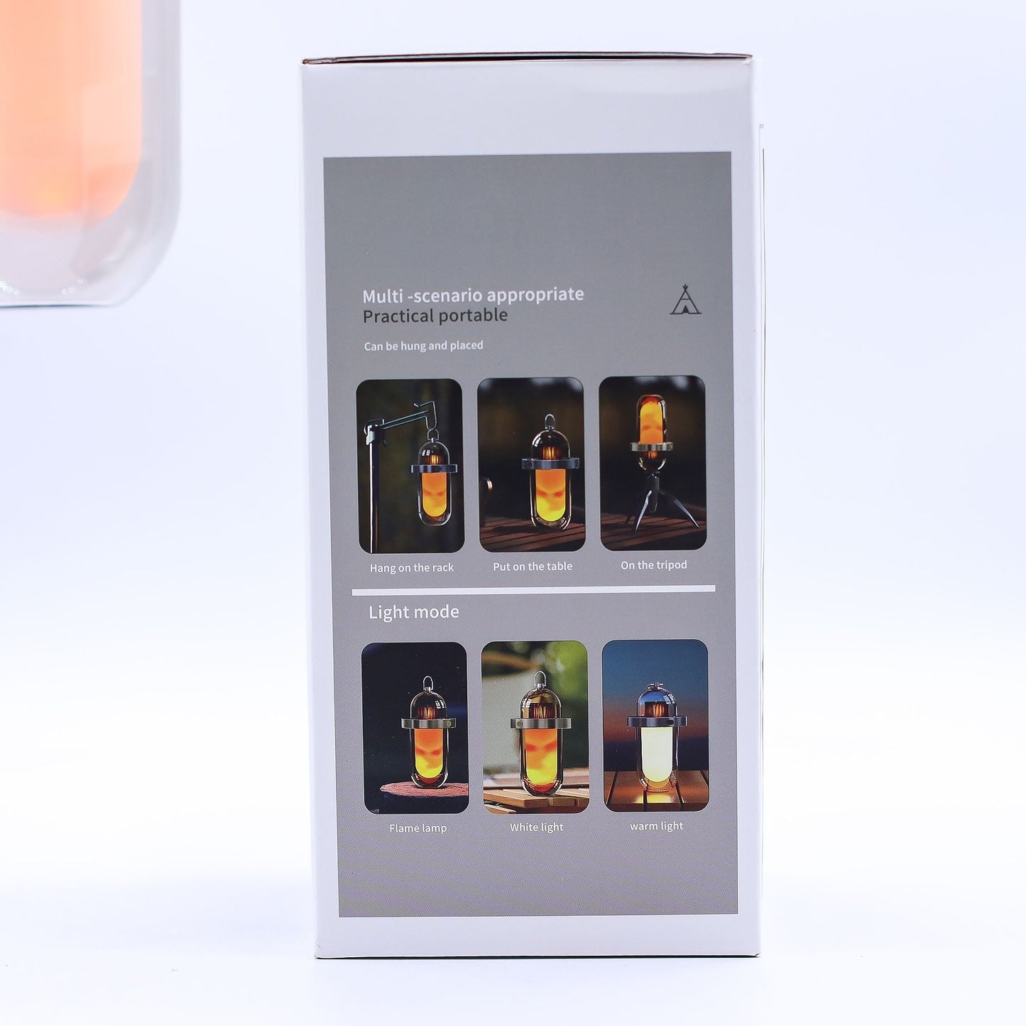 Lampe mit Kunststoff-Flammeneffekt – Weiß, per USB‑C wiederaufladbar; Verpackung zeigt die portable Nutzung zum Aufhängen, als Tischlampe und auf einem Stativ sowie Flammen- und mehrfarbige Lichtmodi