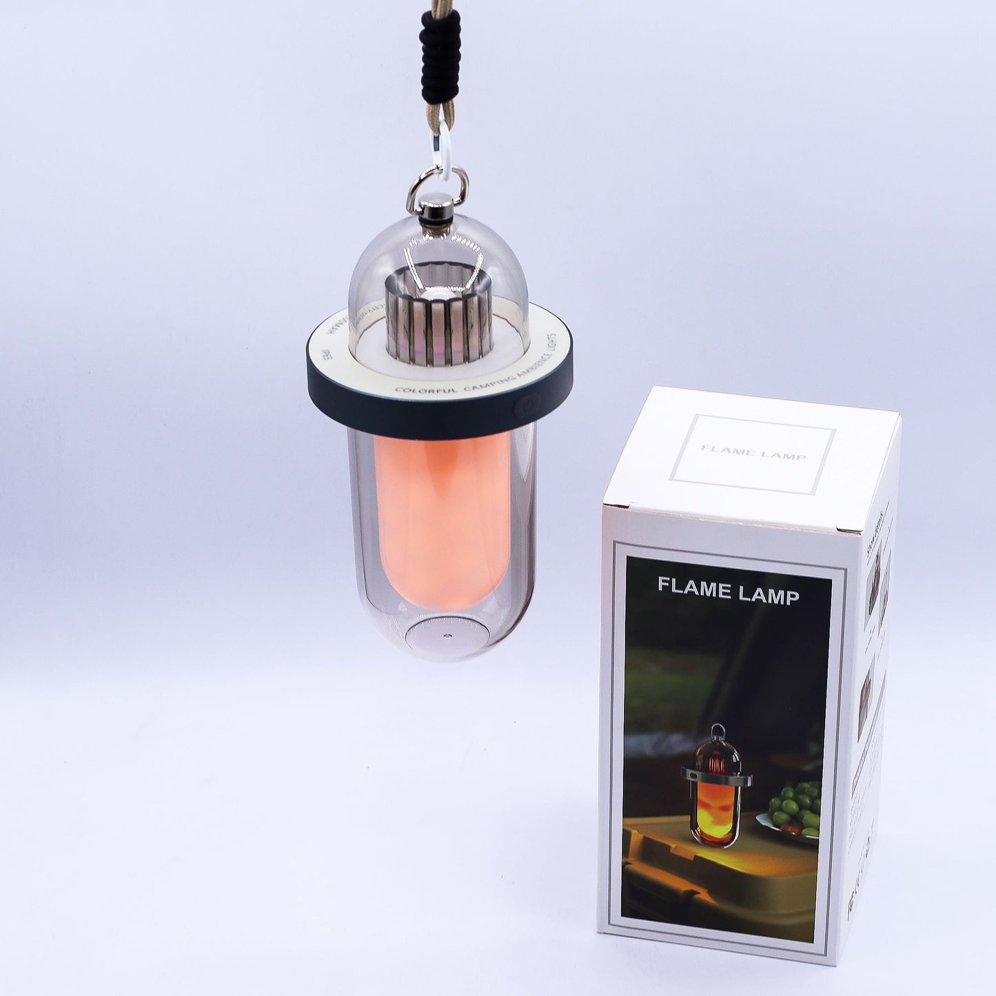 Alt-Tag: Lampe mit Flammeneffekt aus Kunststoff – weiße, per USB‑C wiederaufladbare Hängelaterne mit flammenartigem LED-Leuchten, abgebildet neben der Verkaufsverpackung