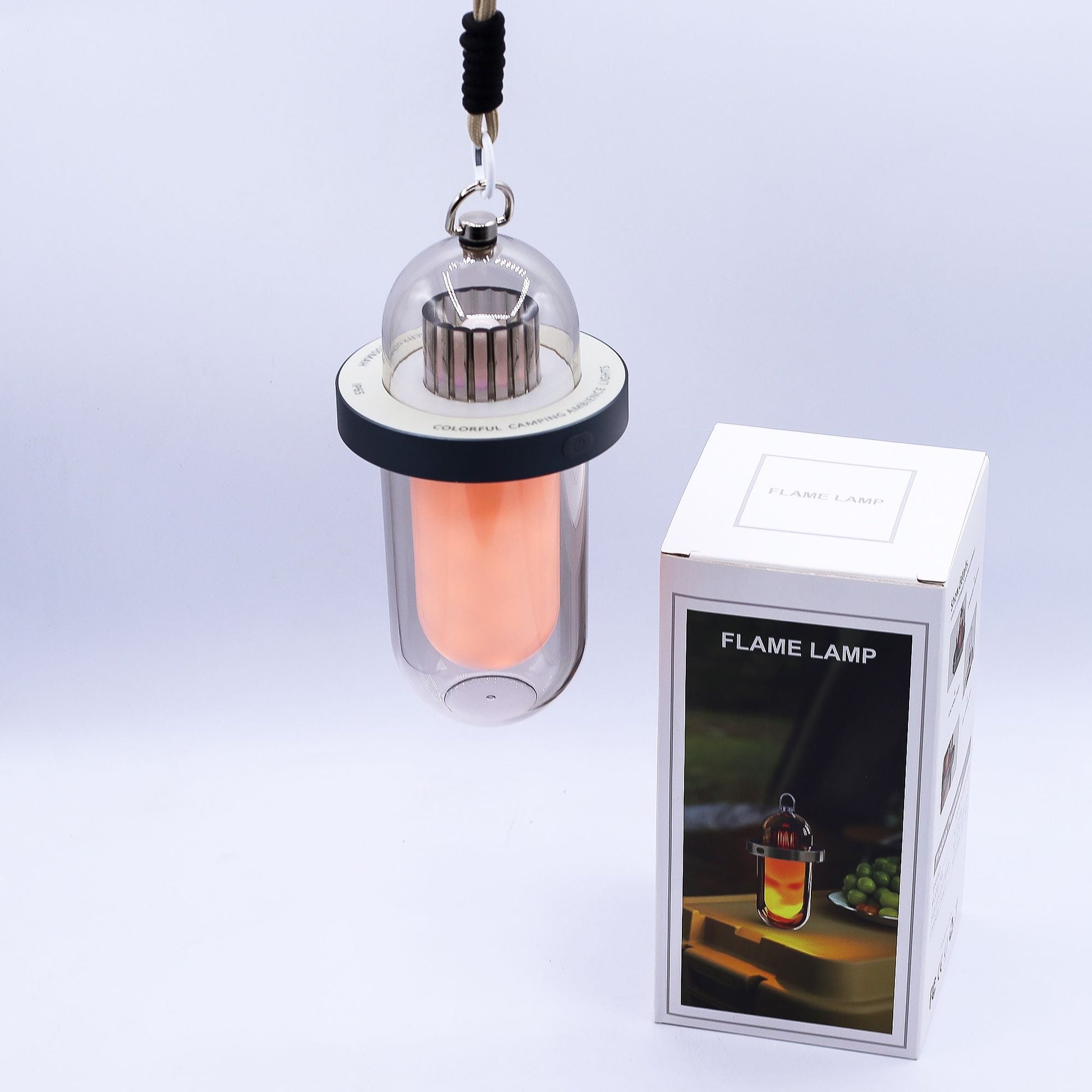 Alt-Tag: Lampe mit Flammeneffekt aus Kunststoff – weiße, per USB‑C wiederaufladbare Hängelaterne mit flammenartigem LED-Leuchten, abgebildet neben der Verkaufsverpackung
