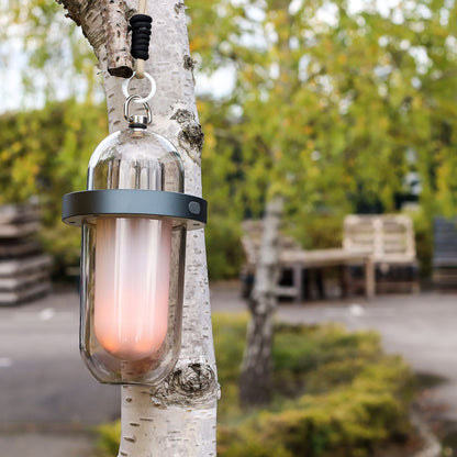 Alt-Tag: Lampe mit Flammeneffekt aus Kunststoff – weiße, per USB‑C wiederaufladbare Outdoor-Hängelaterne am Baum mit realistischem Flammenglanz