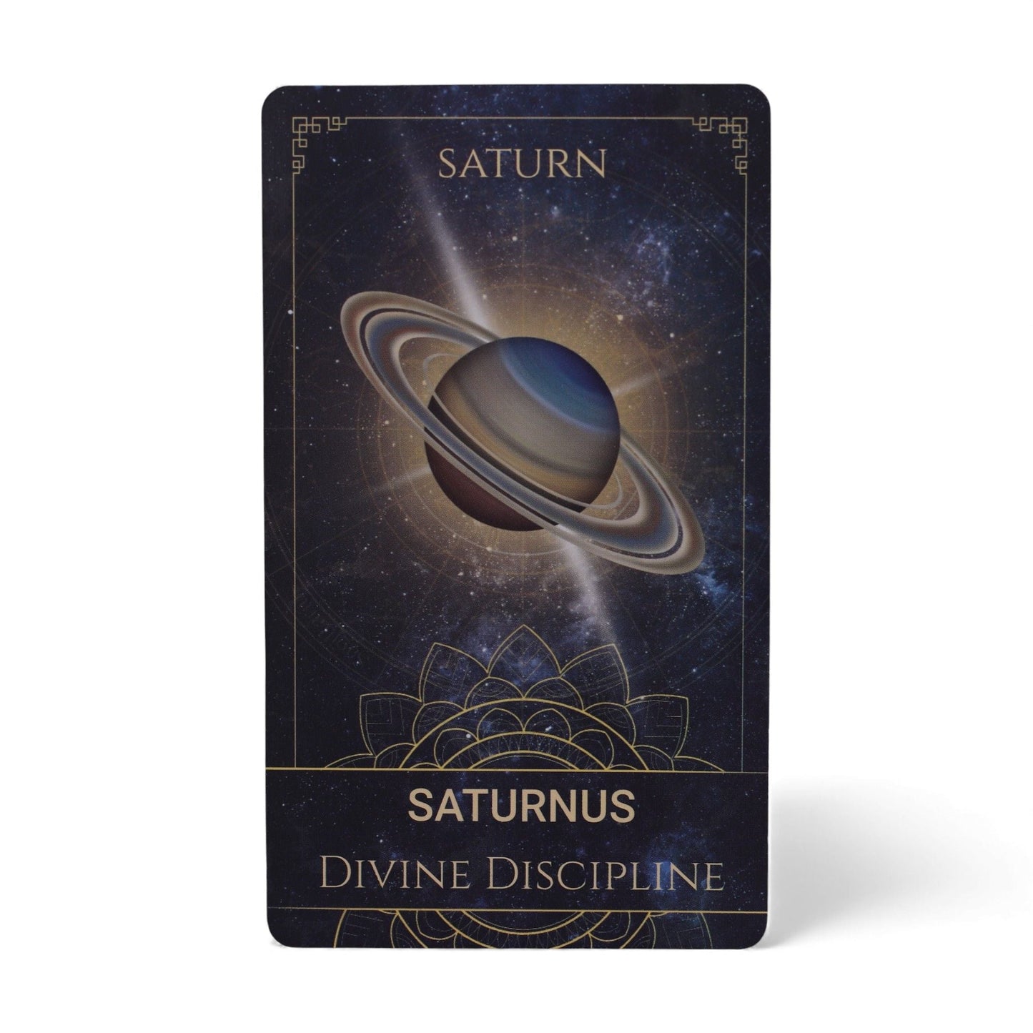 Plastic & Paper Oracle Cards – 12x7.5 CM Spiritual Deck, carta Saturn/Saturnus “Divine Discipline” con planeta con anillos y fondo cósmico