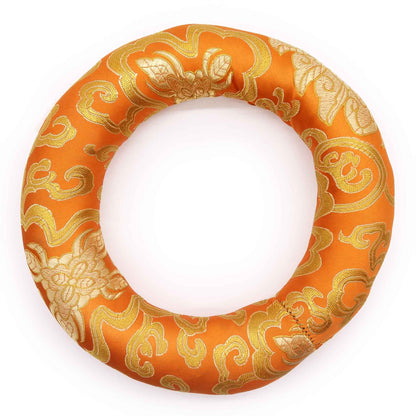 Alt Tag: Ringkudde i polyester – passar 20–24CM Singing Bowls, orange brokadring-kuddställ med guldfärgat blommönster