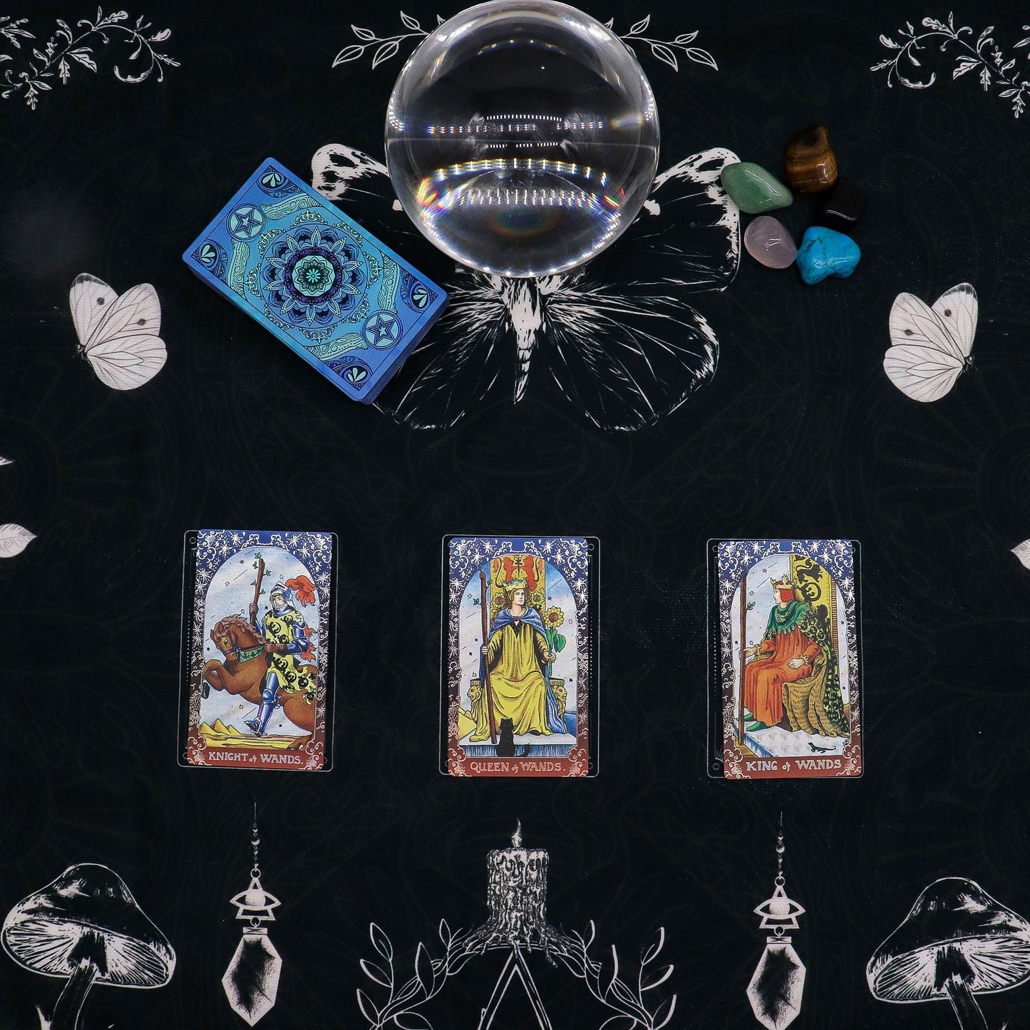 Paño de lectura de Tarot de poliéster – 75x75 CM con patrones místicos, tirada de cartas de tarot, bola de cristal y piedras sobre fondo oscuro con diseño witch