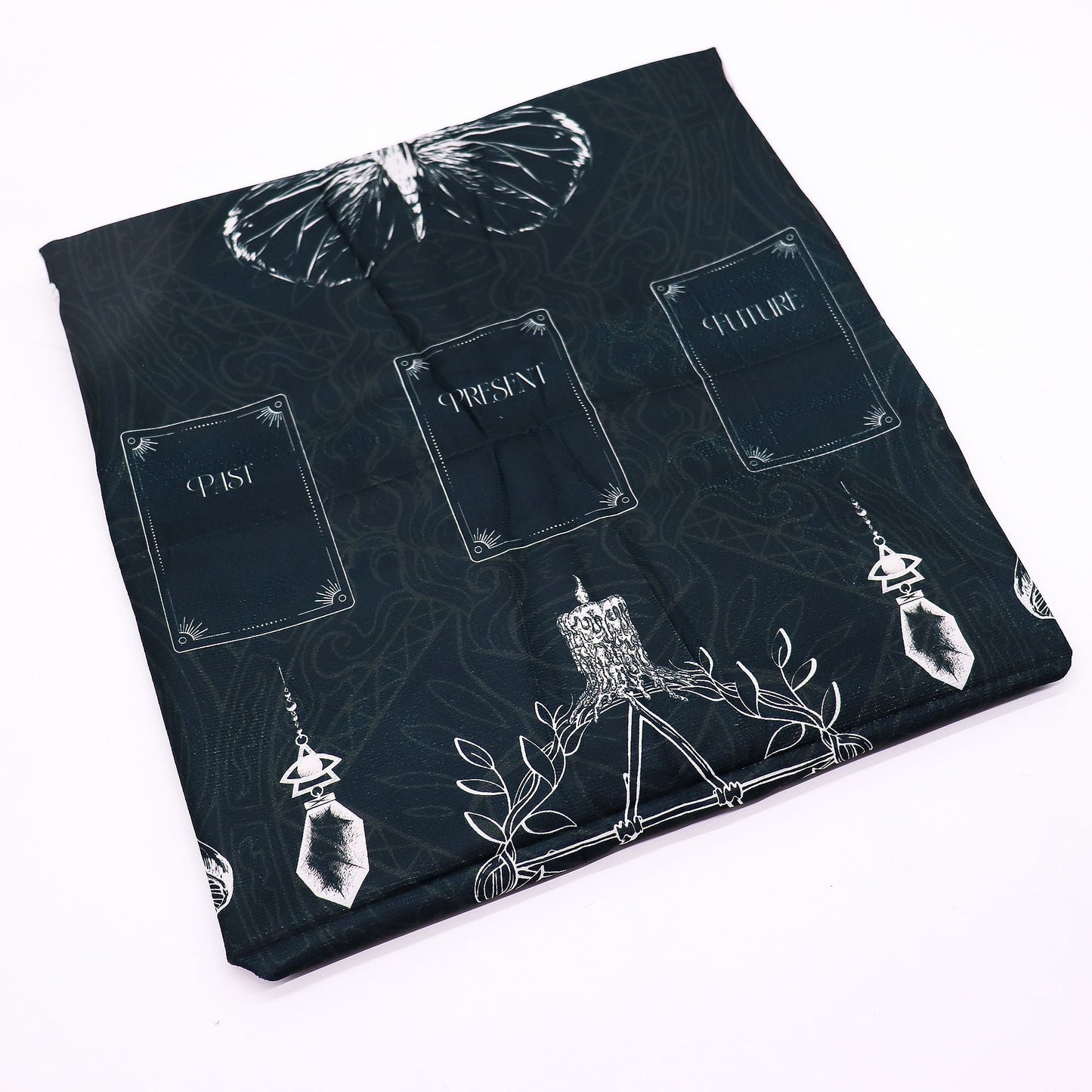 Alt Tag: Paño de poliéster para lectura de tarot – 75x75 CM con diseño místico en negro y blanco, paño para lectura de tarot con secciones Past, Present, Future