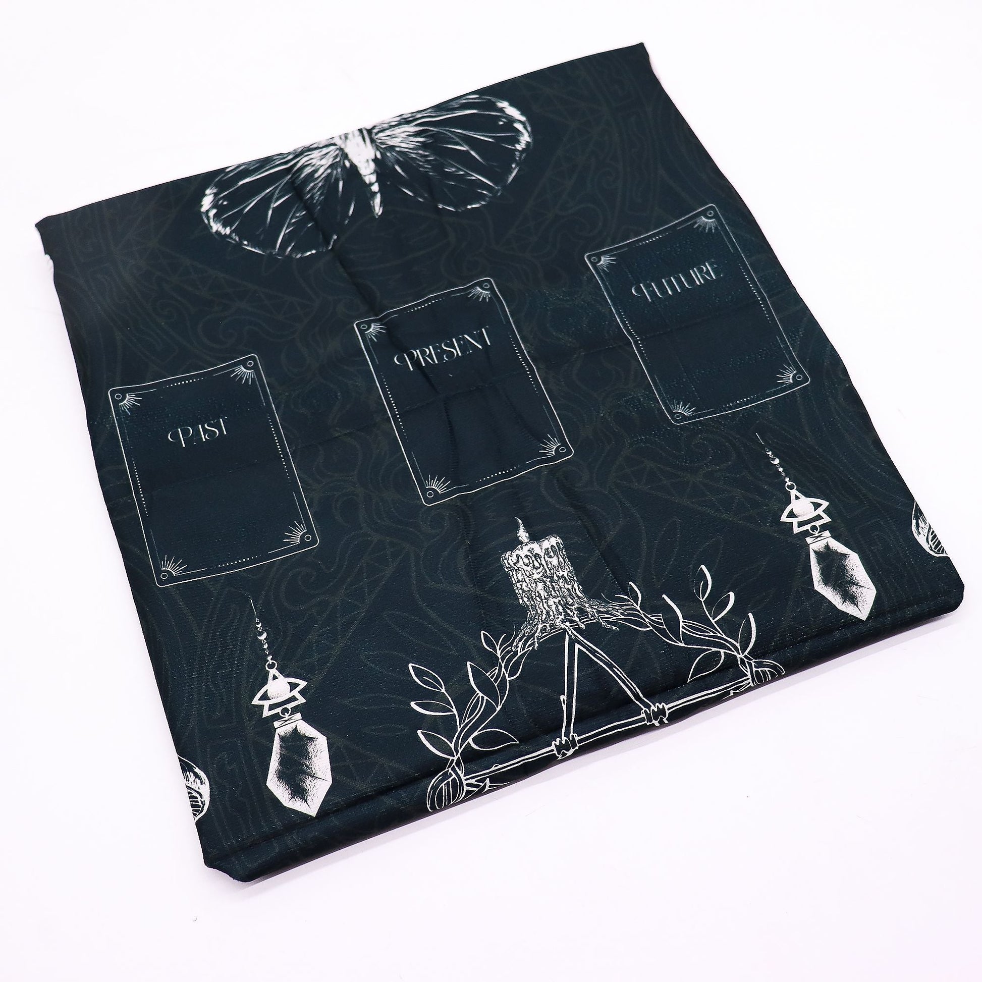 Alt Tag: Paño de poliéster para lectura de tarot – 75x75 CM con diseño místico en negro y blanco, paño para lectura de tarot con secciones Past, Present, Future