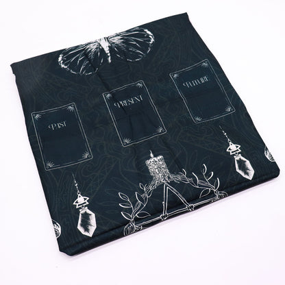 Alt Tag: Paño de poliéster para lectura de tarot – 75x75 CM con diseño místico en negro y blanco, paño para lectura de tarot con secciones Past, Present, Future
