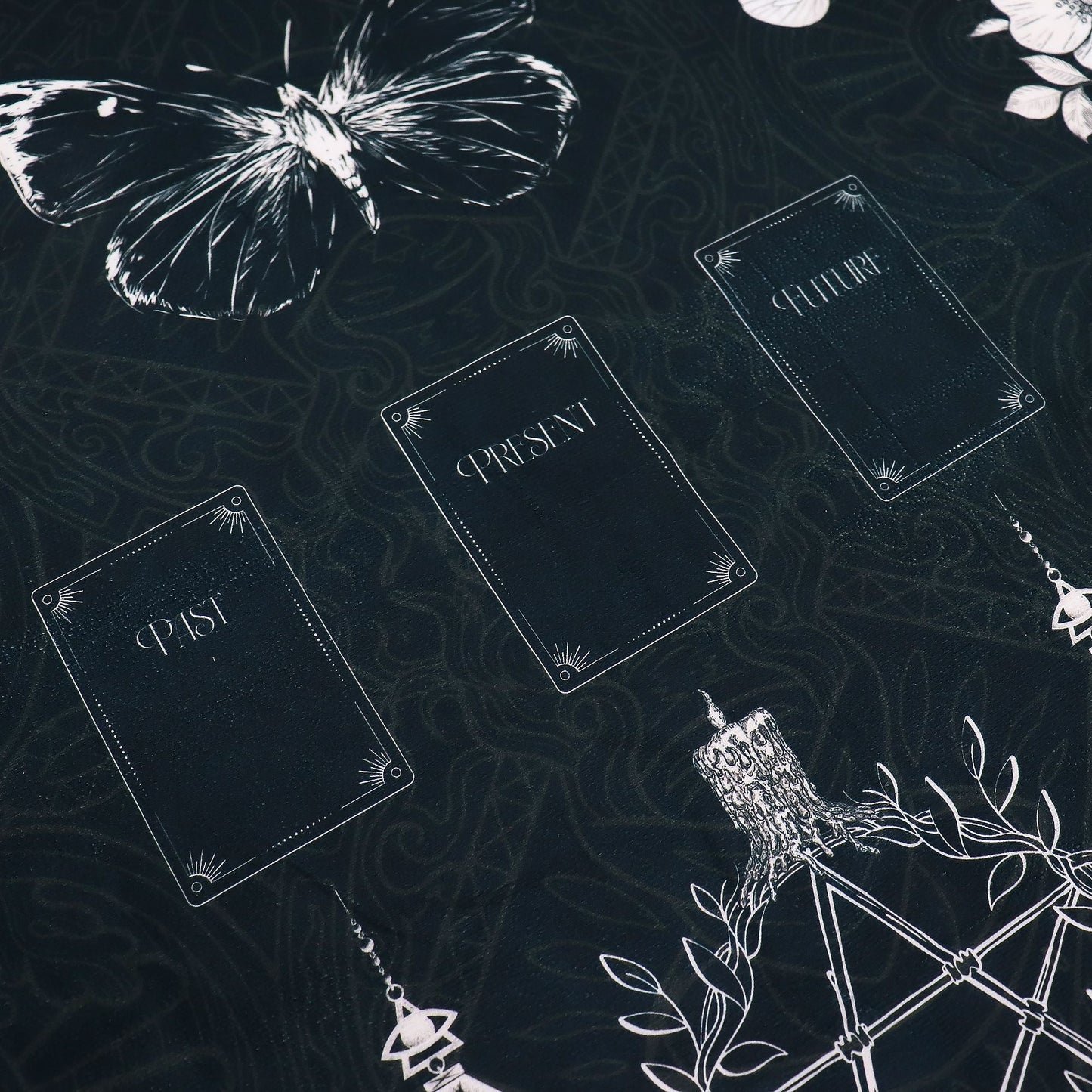 Alt Tag: Paño de poliéster para lectura de tarot – 75x75 CM con diseño místico de disposición de cartas, tela negra con mariposa blanca y motivos ocultistas