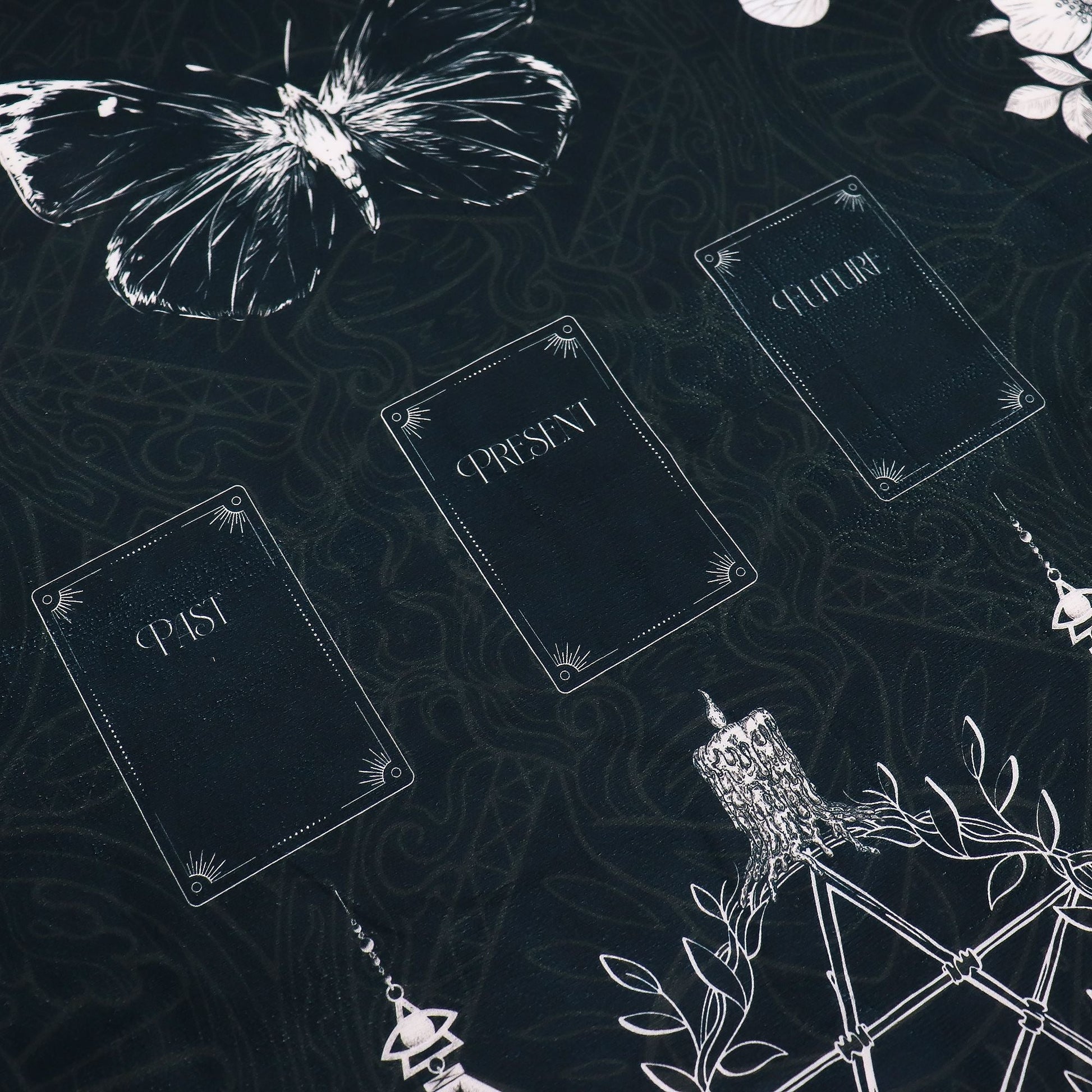 Alt Tag: Paño de poliéster para lectura de tarot – 75x75 CM con diseño místico de disposición de cartas, tela negra con mariposa blanca y motivos ocultistas