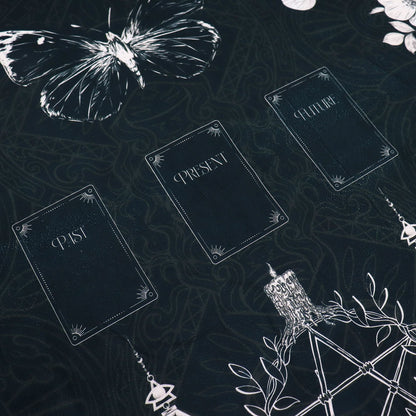 Alt Tag: Paño de poliéster para lectura de tarot – 75x75 CM con diseño místico de disposición de cartas, tela negra con mariposa blanca y motivos ocultistas