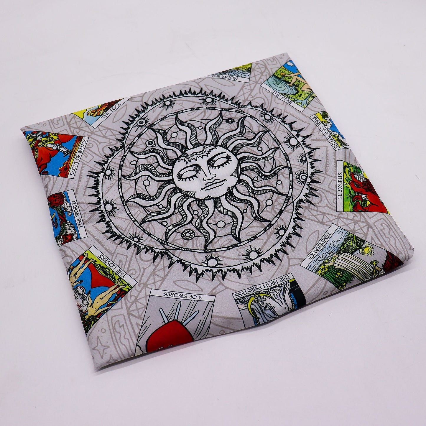 Alt Tag: Polyester Tree of Life Tarot Cloth – 75x75 CM, paño de tarot de poliéster con diseño místico tipo mandala y cartas ilustradas, 75x75 cm