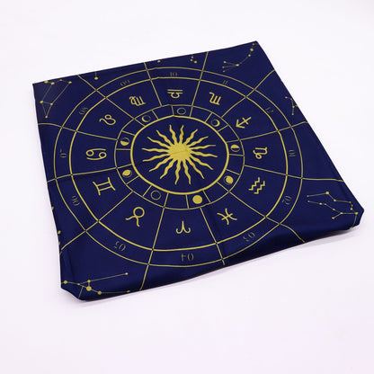 Alt-Tag: Polyester-Tarotdecke für Zodiac-Lesungen – 75x75 CM aus Polyester, marineblau mit goldenem Tierkreisrad und astrologischen Symbolen