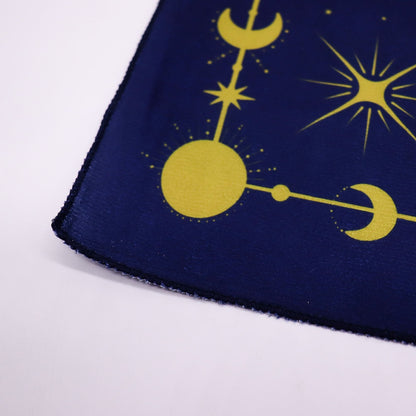 Polyester Zodiac Tarot-Lesetuch – 75x75 CM, Detail aus marineblauem Stoff mit goldenen Astralsymbolen und genähtem Rand