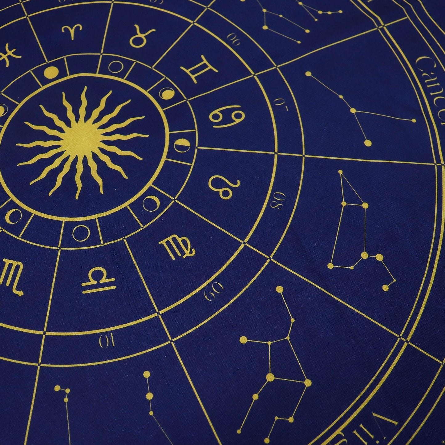 Alt-Tag: Polyester-Zodiak-Tarot-Lesetuch – 75x75 CM mit blauem und goldenem Tierkreisrad, Sonne in der Mitte und Sternbild-Design für Tarot-Lesungen