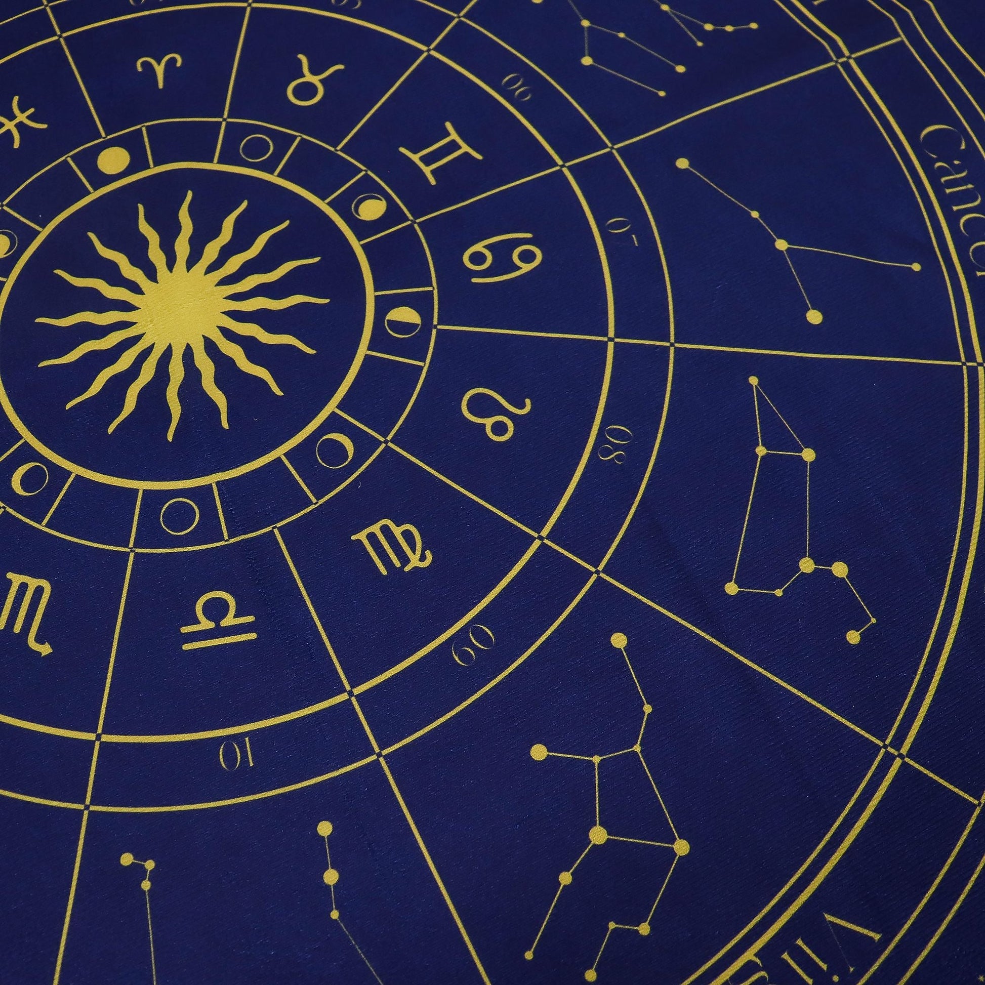 Alt-Tag: Polyester-Zodiak-Tarot-Lesetuch – 75x75 CM mit blauem und goldenem Tierkreisrad, Sonne in der Mitte und Sternbild-Design für Tarot-Lesungen