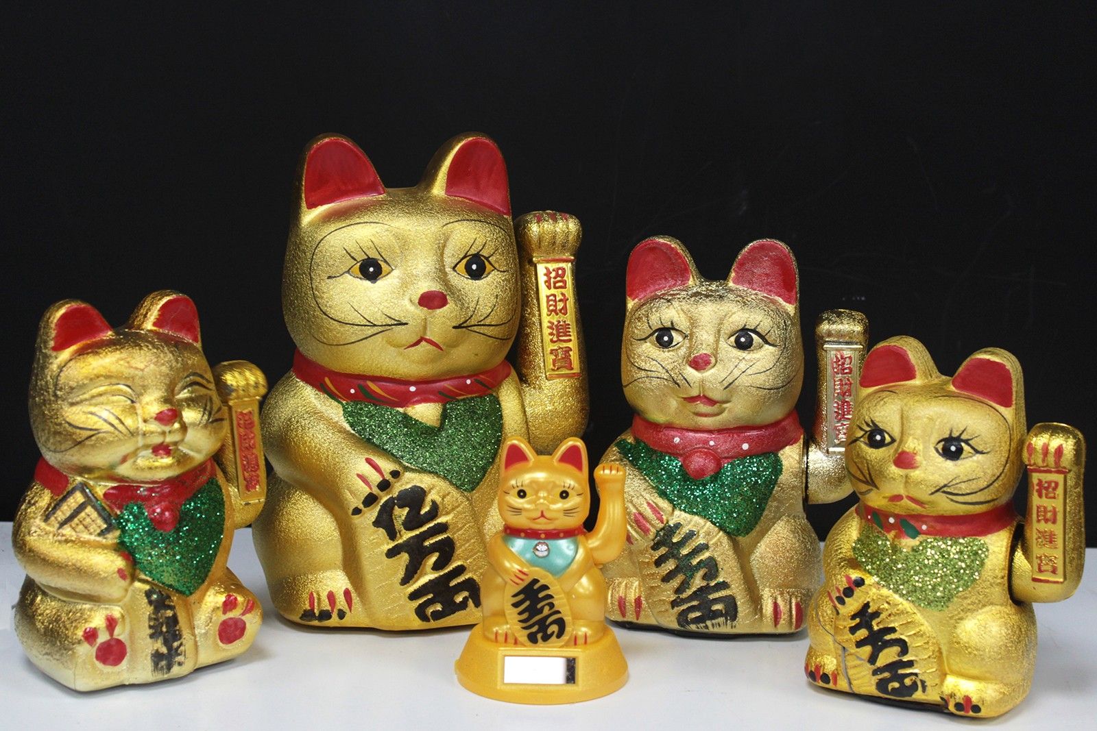 Porcelain Lucky Waving Chinese Cat – 20.5CM gold waving cat figurines set with red accents on display