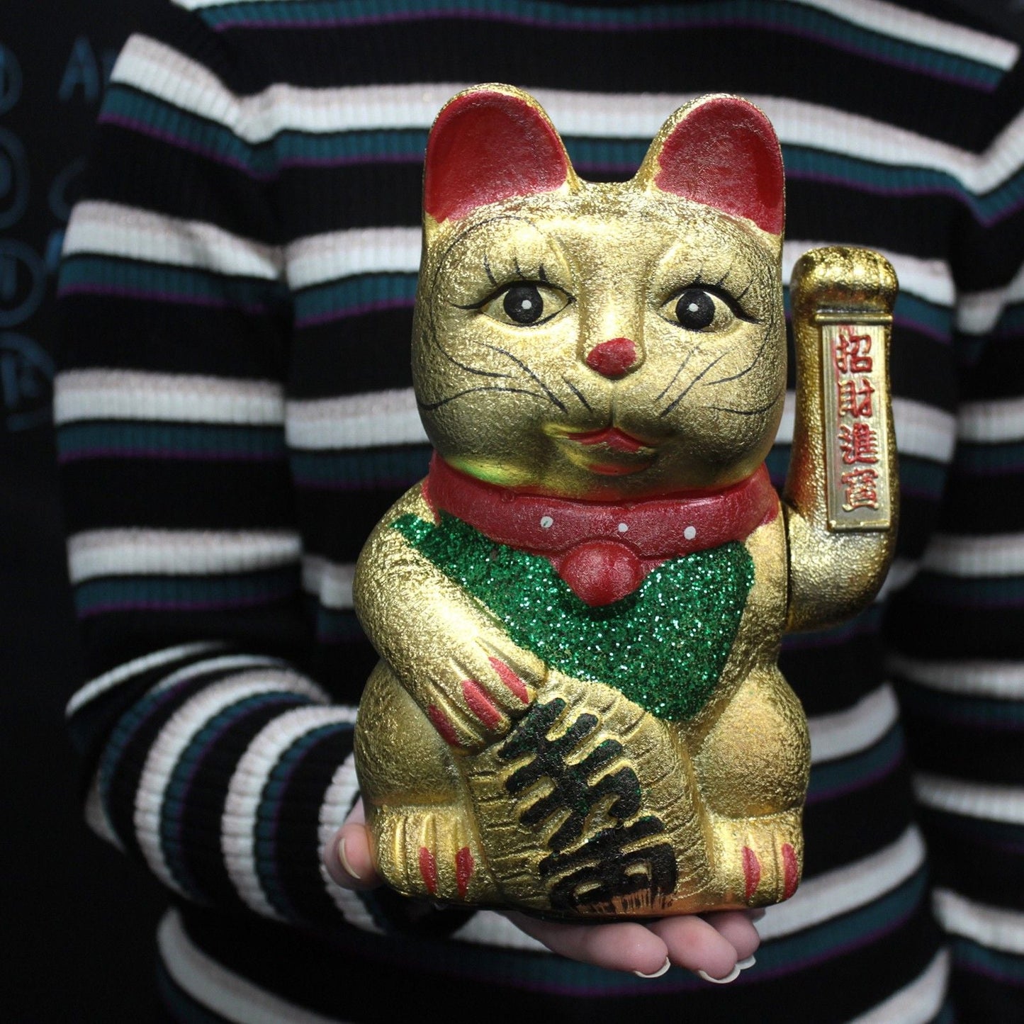 Porcelain Lucky Waving Chinese Cat – 20.5CM gold waving maneki-neko figurine holding plaque, porcelain and plastic decor
