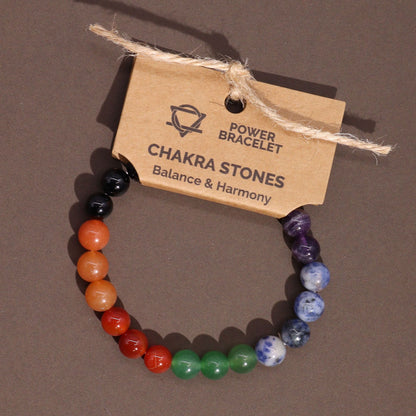 Power Bracelet – Chakra Stones pulsera de cuentas con siete piedras naturales de colores, con etiqueta Kraft “Chakra Stones”