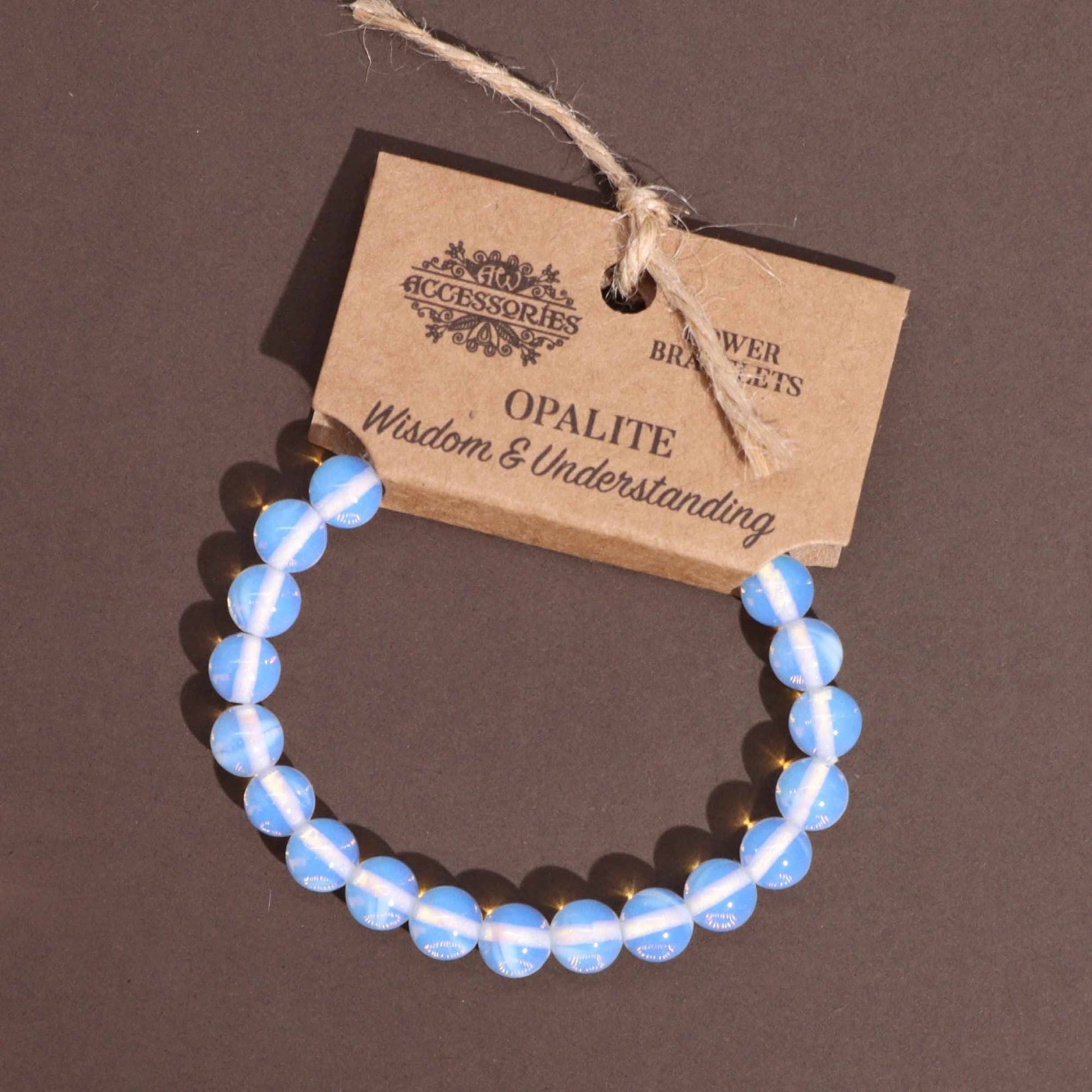 Power Bracelet - Opalite pulsera de cuentas de opalita iridiscente con etiqueta “OPALITE” sobre fondo oscuro