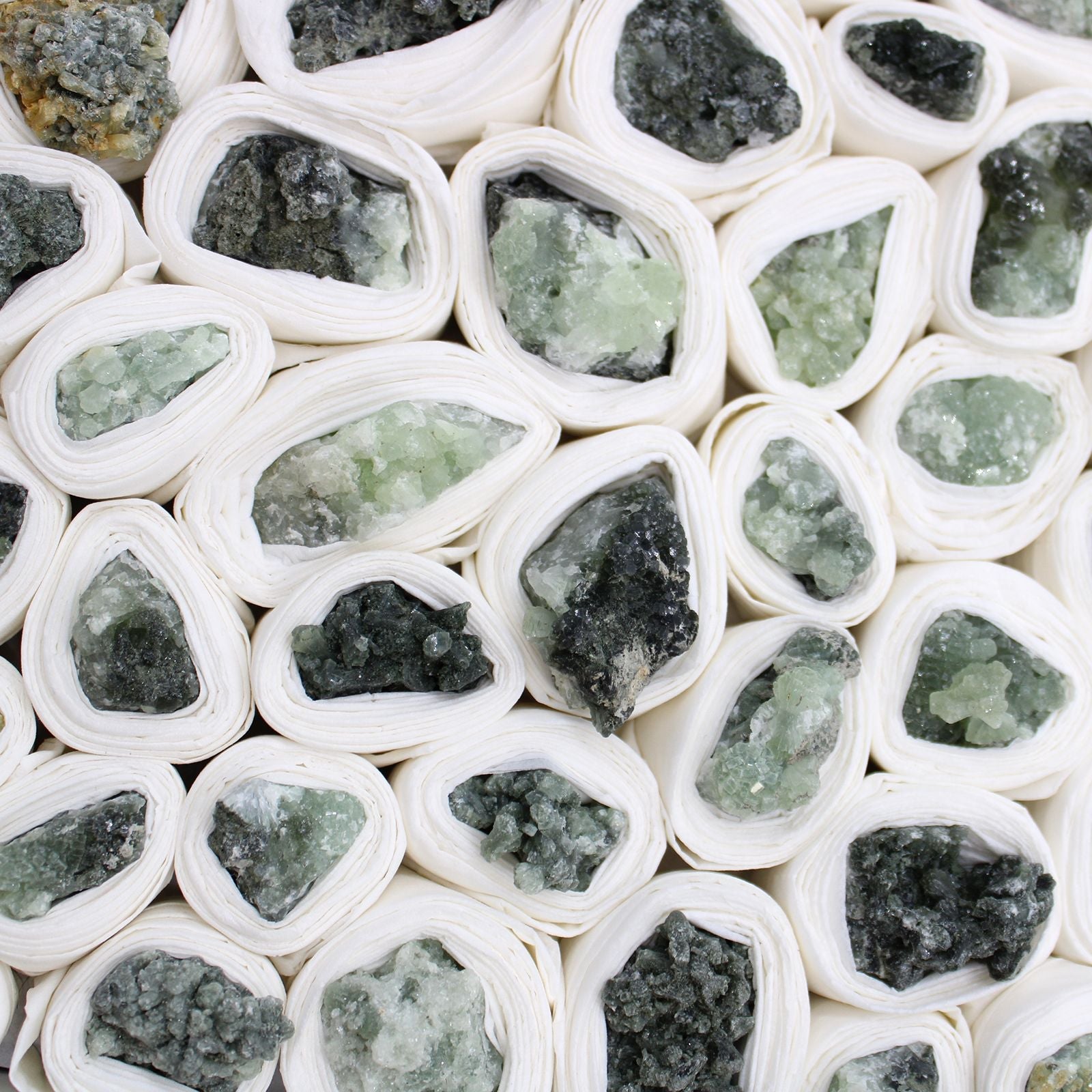 Alt-Tag: Prehnit-Mineralstücke – ca. 100 Stück, grüne druzy Prehnit-Kristalle in weißer Verpackung, Mineralienposten aus Marokko