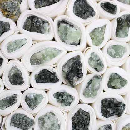 Alt-Tag: Prehnit-Mineralstücke – ca. 100 Stück, grüne druzy Prehnit-Kristalle in weißer Verpackung, Mineralienposten aus Marokko