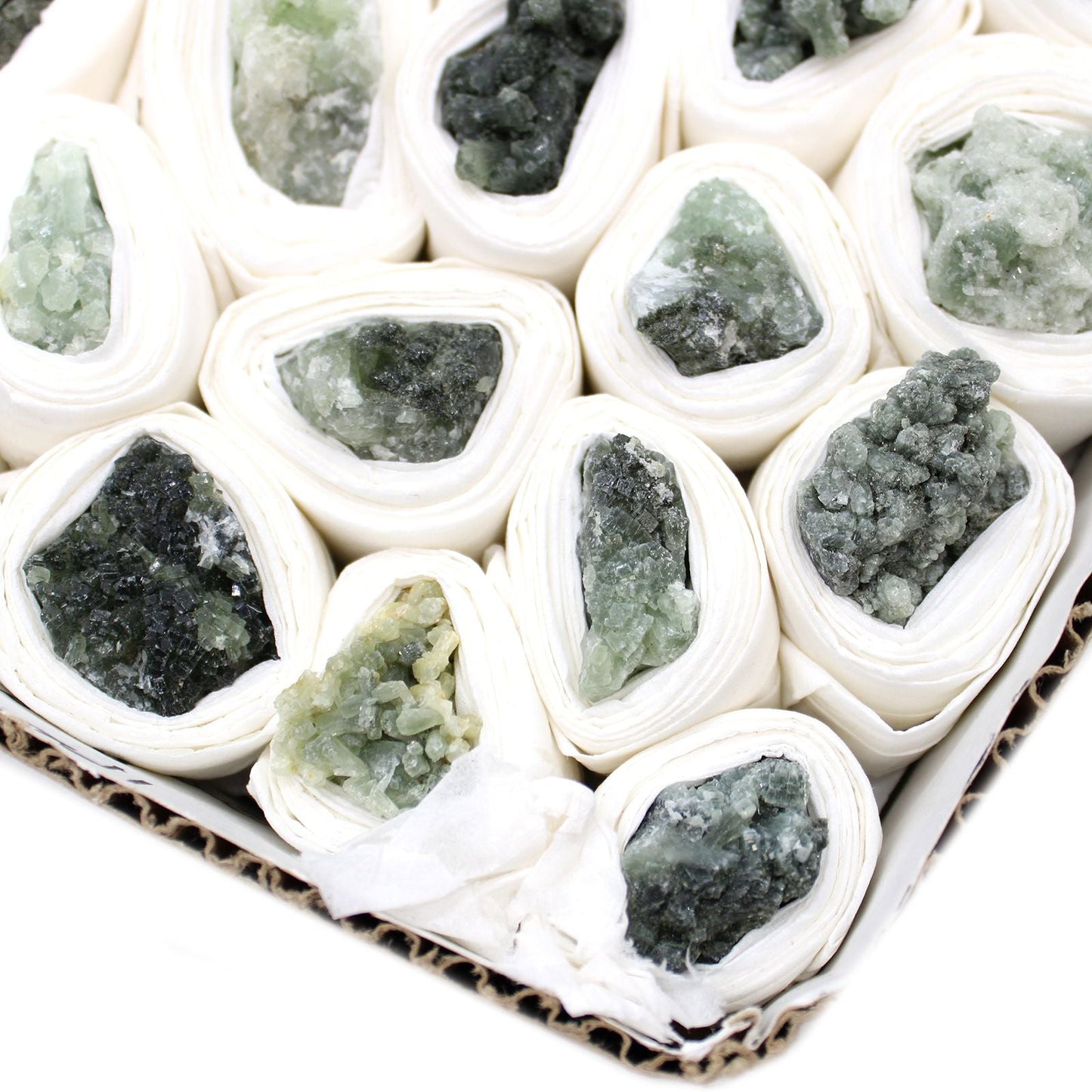 Alt-Tag: Prehnit-Mineralstufen – ca. 100 Stück, einzeln verpacktes Set gelbgrünlicher Kristalle in einer Box