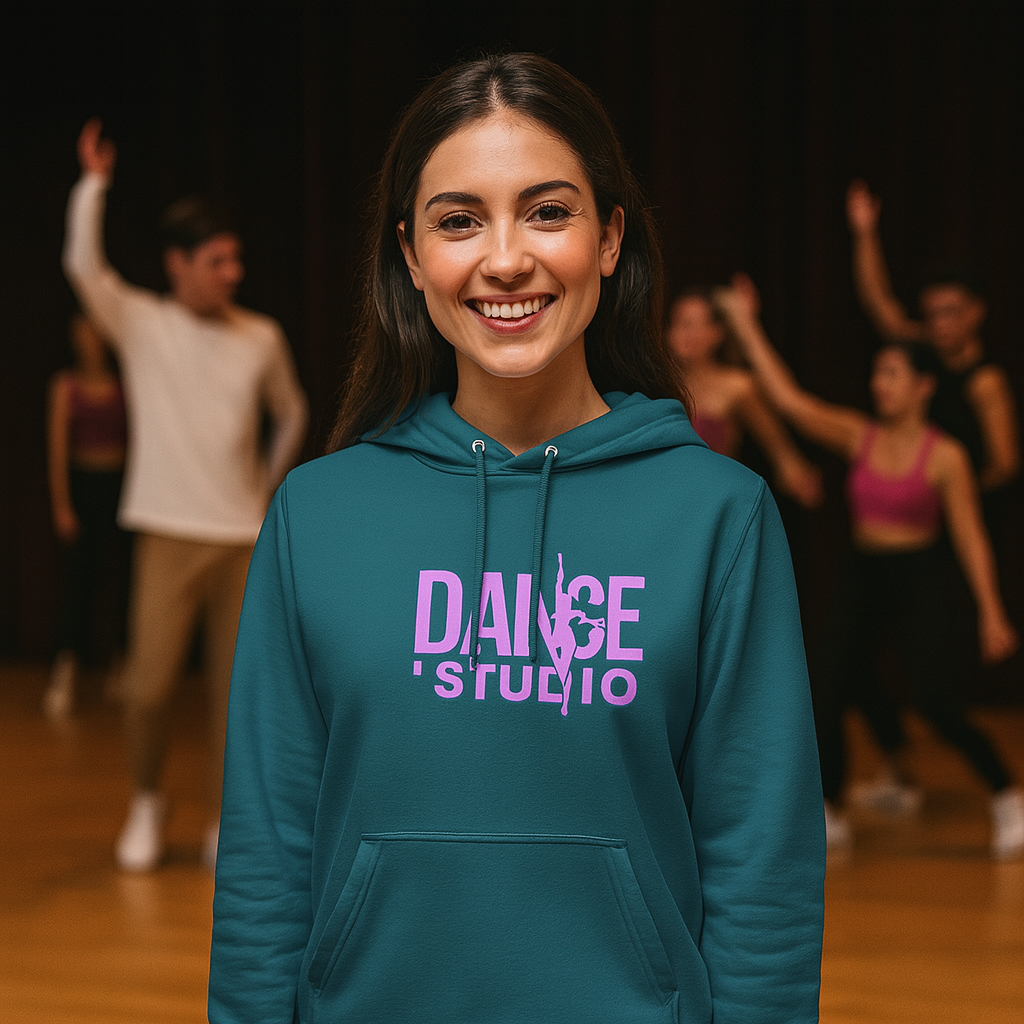 Alt Tag: Tu propio logotipo impreso en el frente para empresas y organizaciones Sudadera con capucha Premium Unisex en modelo, sudadera con capucha color teal con logotipo impreso en el frente