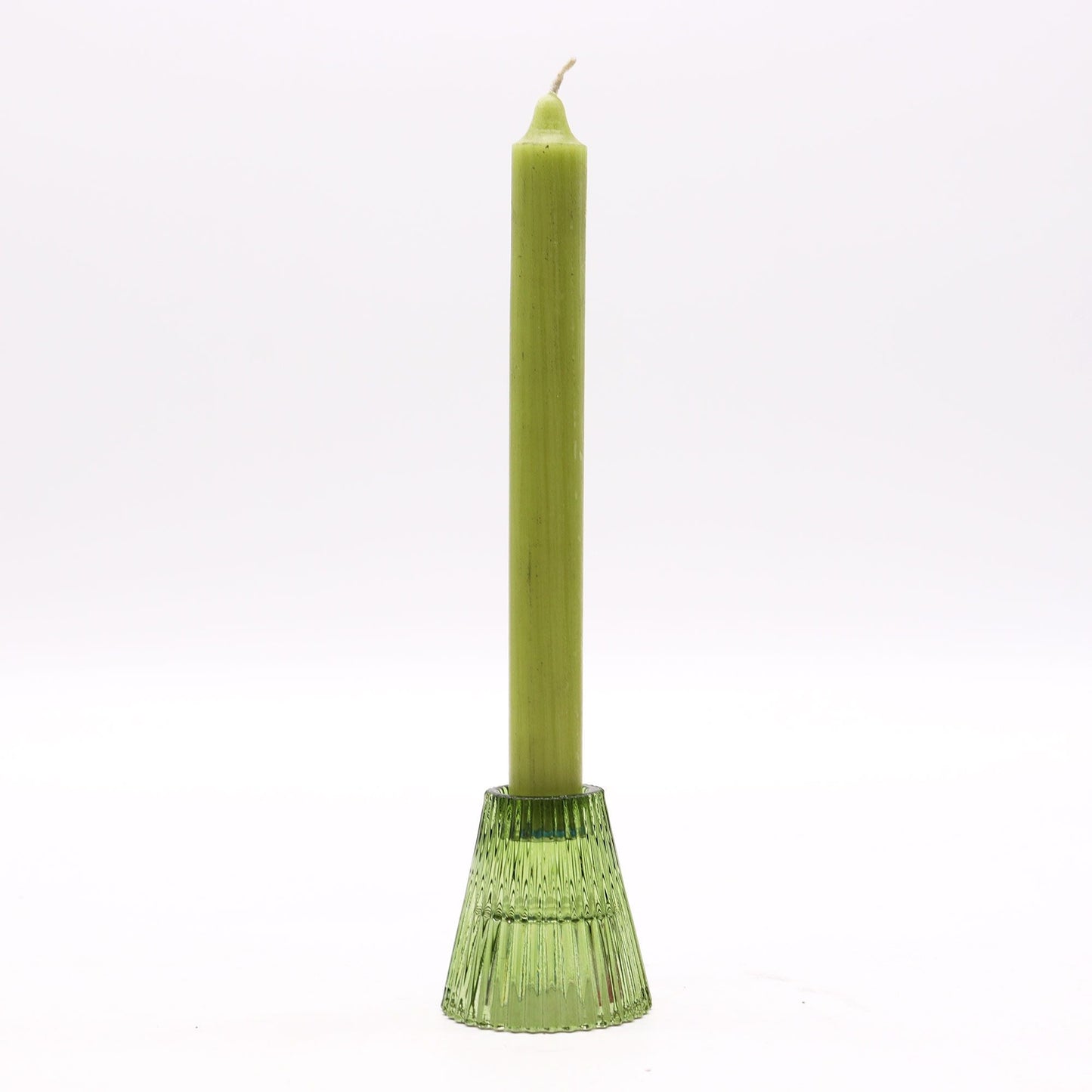 Alt Tag: Portavelas de vidrio prensado – Garden Jade set de 2, portavelas de vidrio prensado garden jade con vela de cena verde sobre fondo blanco