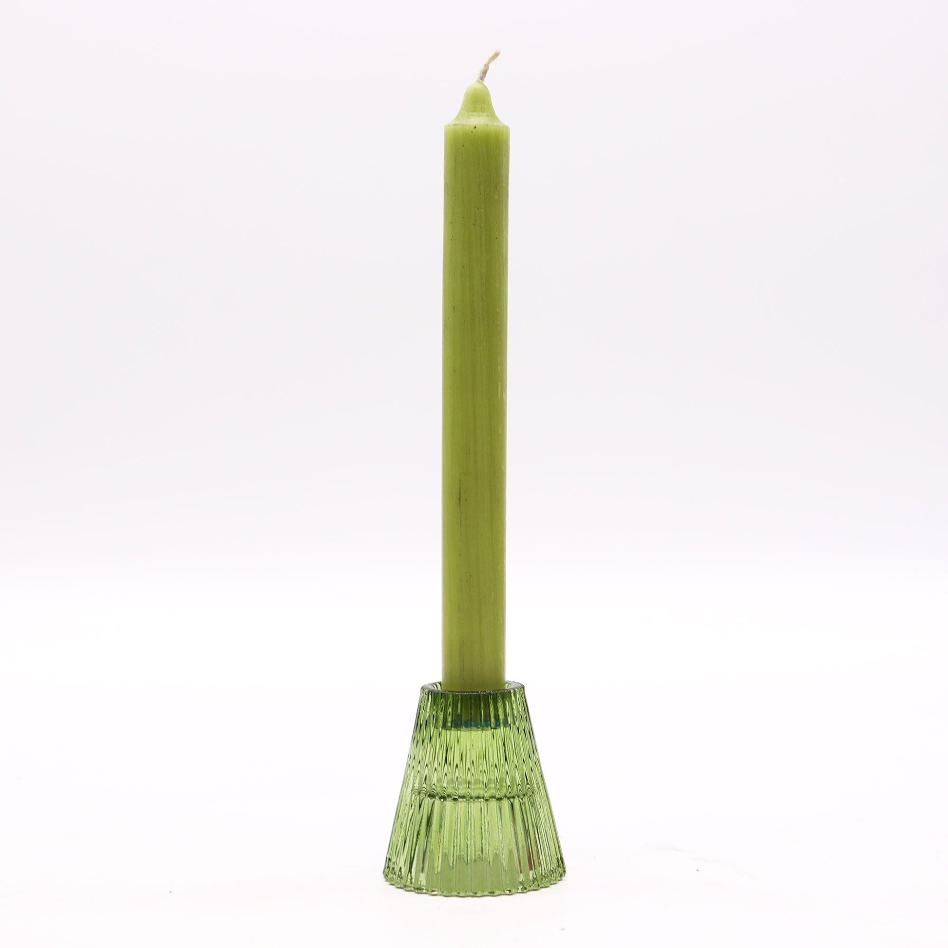 Alt Tag: Portavelas de vidrio prensado – Garden Jade set de 2, portavelas de vidrio prensado garden jade con vela de cena verde sobre fondo blanco