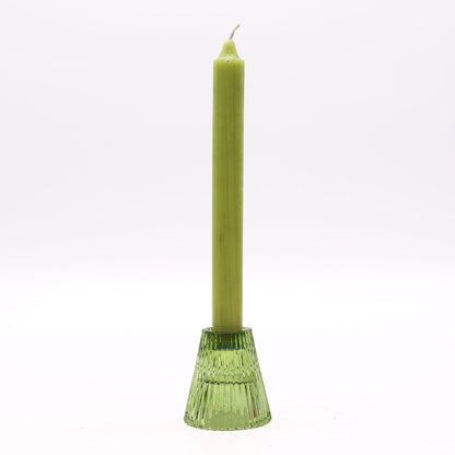 Alt Tag: Portavelas de vidrio prensado – Garden Jade set de 2, portavelas de vidrio prensado garden jade con vela de cena verde sobre fondo blanco