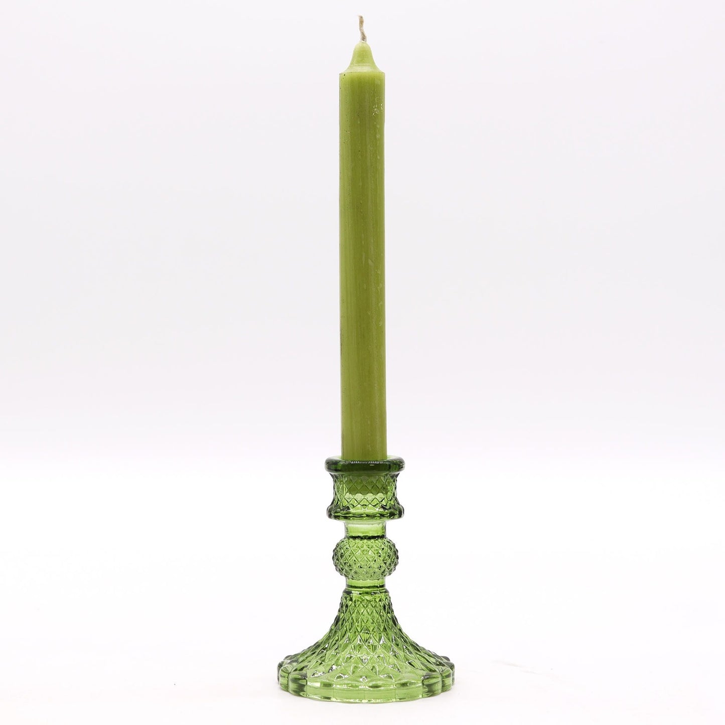 Portavelas de vidrio prensado – set Garden Jade con vela verde de candelabro, portavelas de vidrio prensado de 10x8 cm sobre fondo blanco