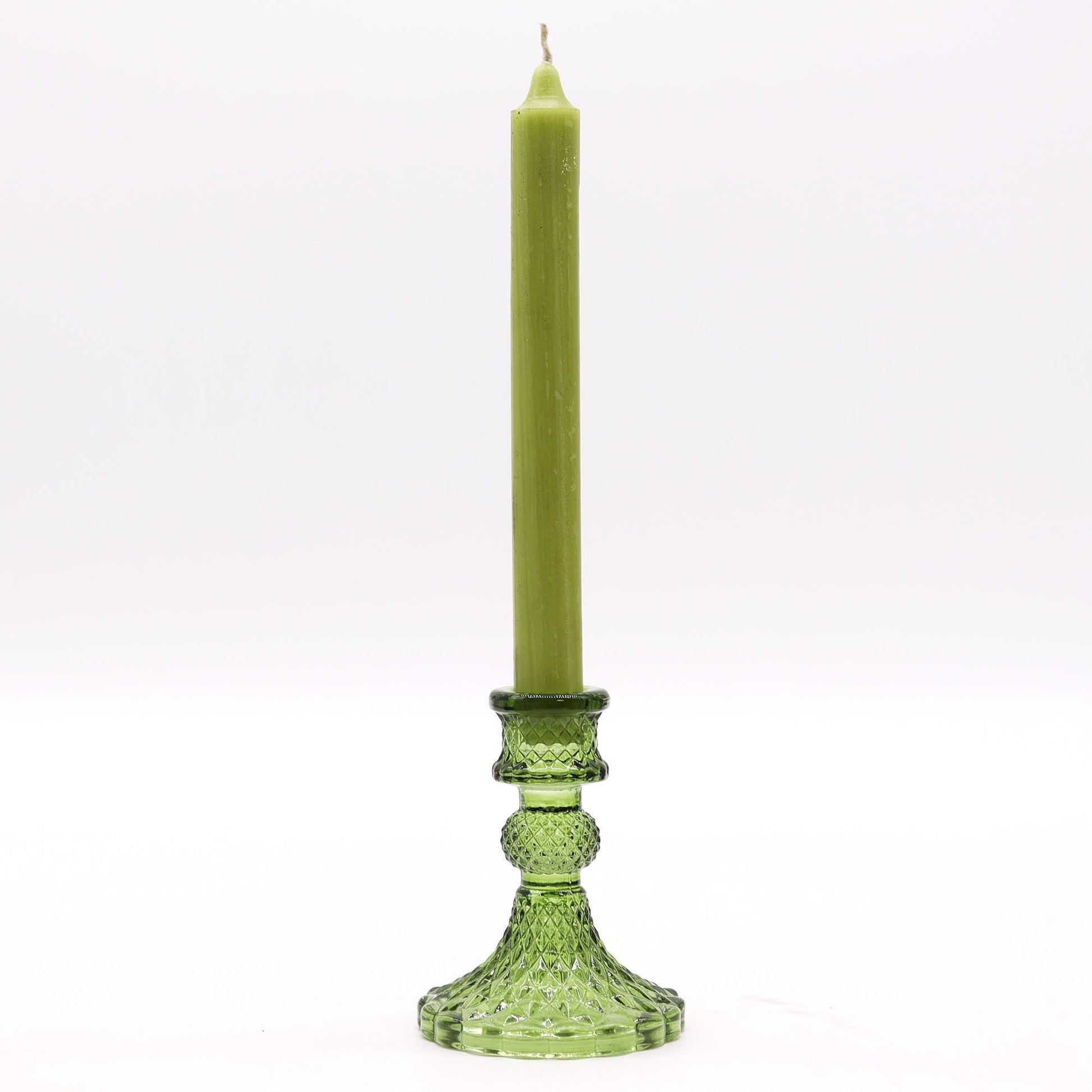 Portavelas de vidrio prensado – set Garden Jade con vela verde de candelabro, portavelas de vidrio prensado de 10x8 cm sobre fondo blanco