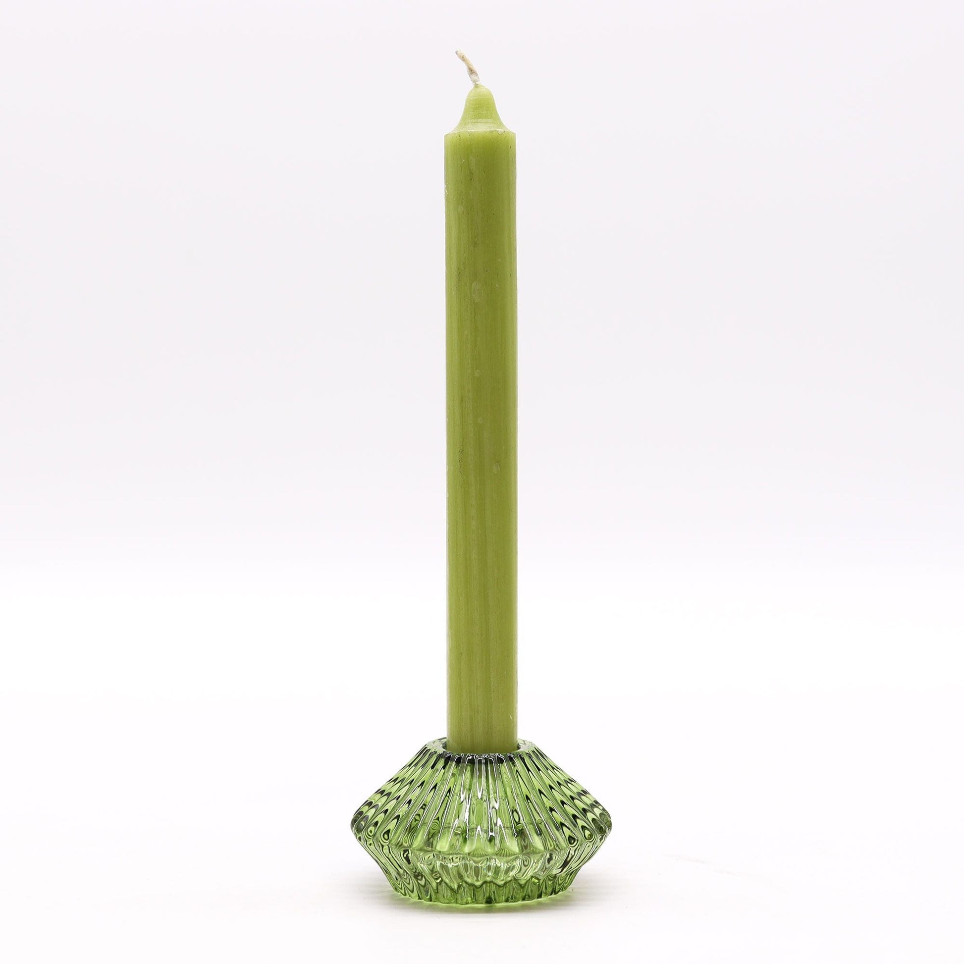 Portavelas de vidrio prensado – portavelas de vidrio prensado verde jade de 7x4 CM con vela cónica verde, base acanalada, vista frontal