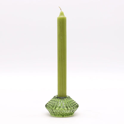 Portavelas de vidrio prensado – portavelas de vidrio prensado verde jade de 7x4 CM con vela cónica verde, base acanalada, vista frontal