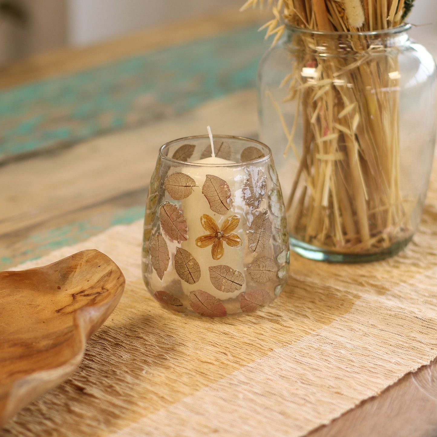 Portavelas de vidrio reciclado – 12x11 CM con diseño floral, para sostener una vela en una decoración rústica de mesa