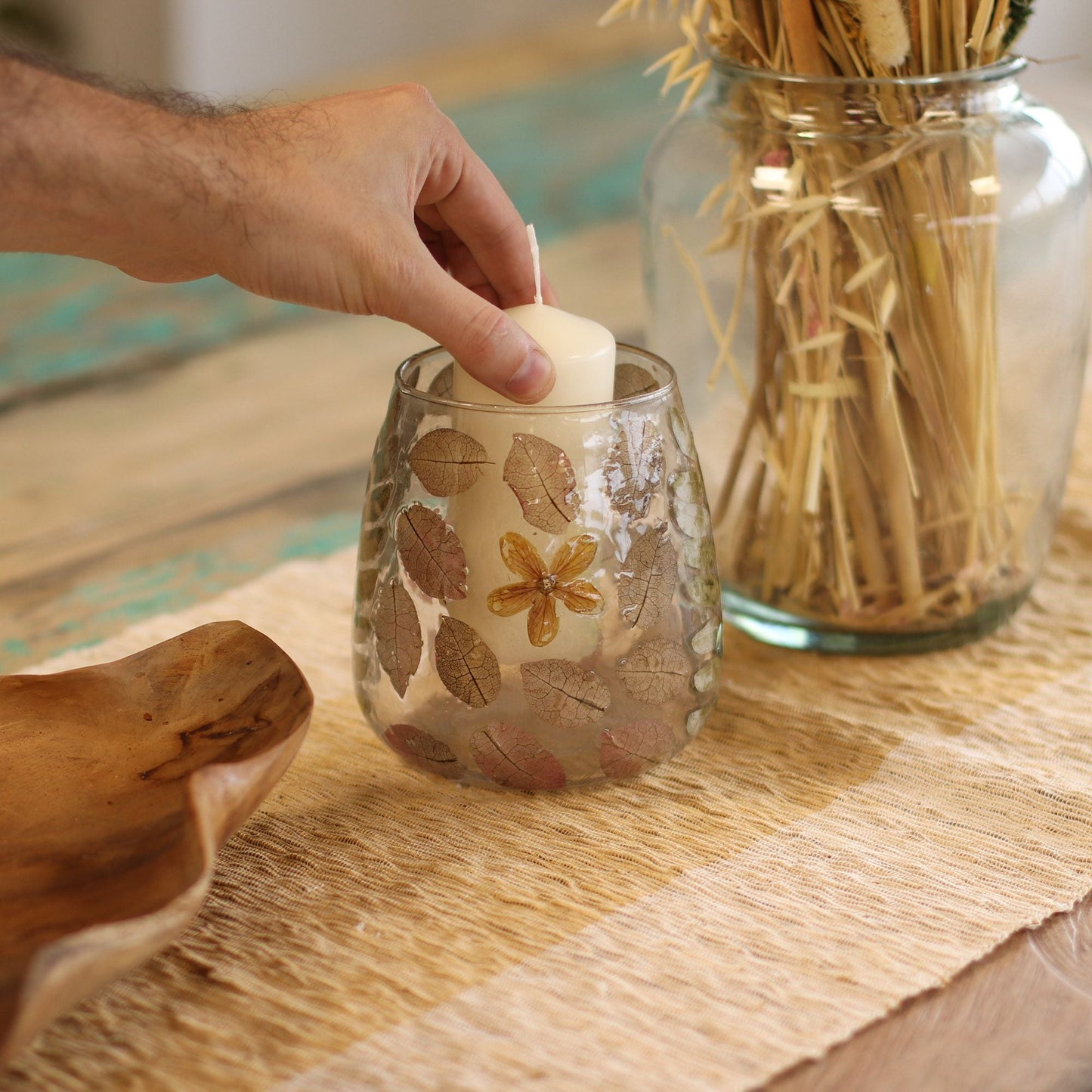 Portavelas de vidrio reciclado – 12x11 CM con vela pilar, vidrio reciclado con relieve floral para decoración de mesa rústica