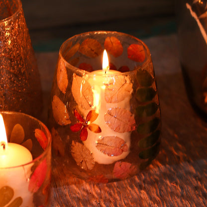 Portavelas de vidrio reciclado – 12x11 CM con vela encendida, vidrio reciclado con estampado de hojas otoñales, decoración ambiental cálida sobre mesa de madera