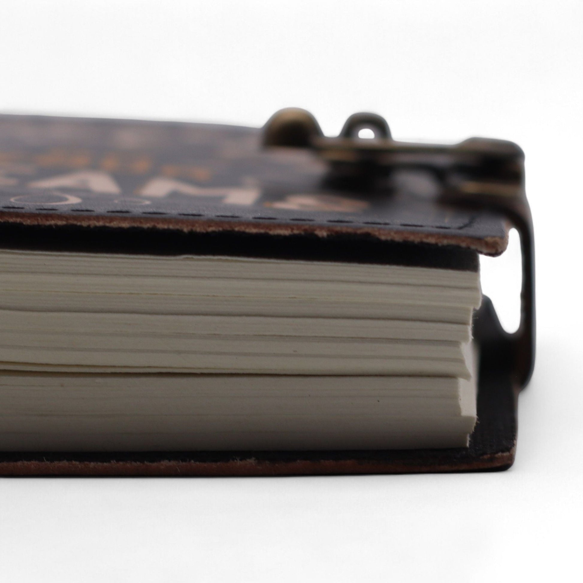 Alt Tag: Close-up of Printed Leather Notebook – 17.8 × 12.7 CM Never Give Up On Your Dreams showing pages and leather cover edge