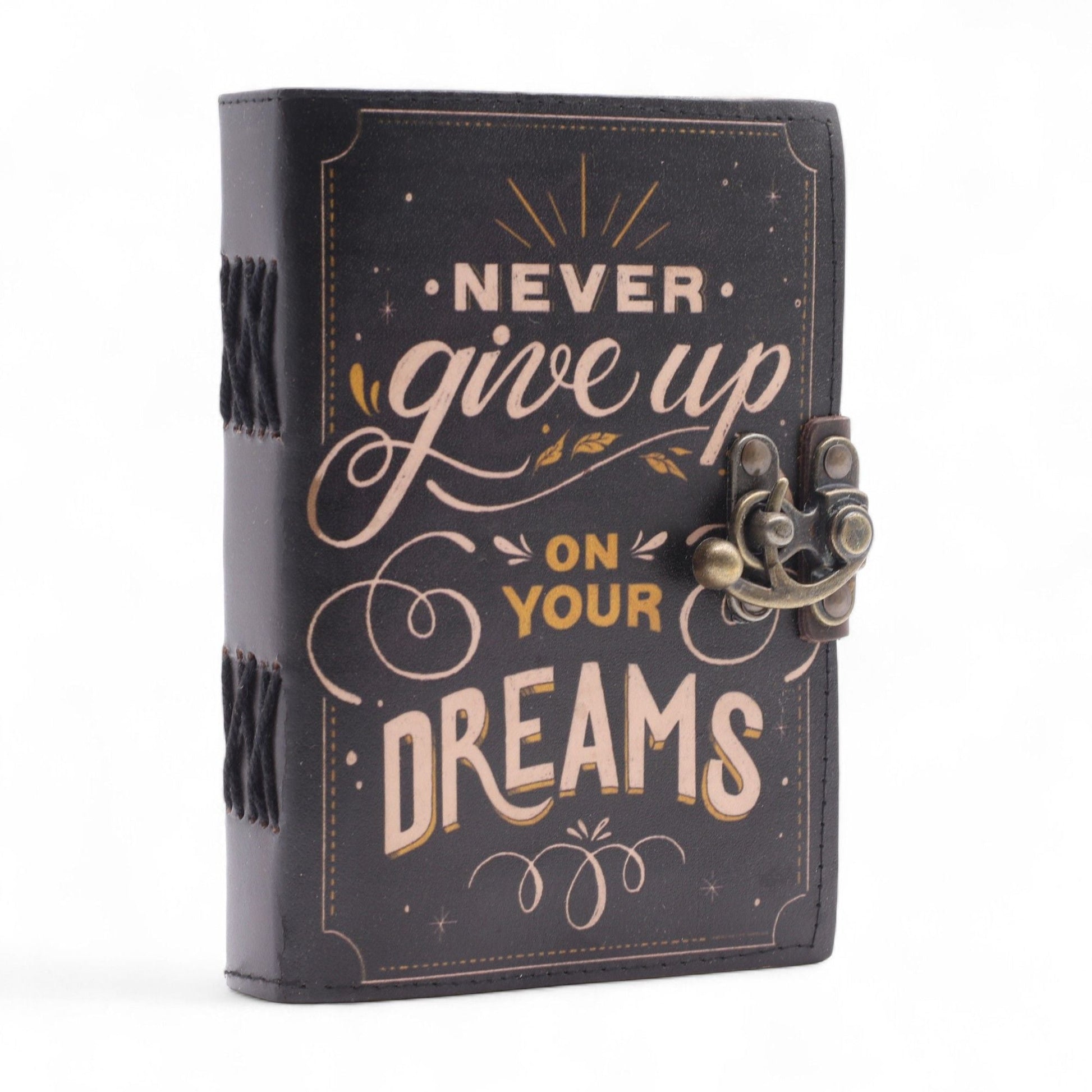 Printed Leather Notebook – 17.8 × 12.7 CM Never Give Up On Your Dreams, cubierta negra con frase inspiradora y cierre metálico
