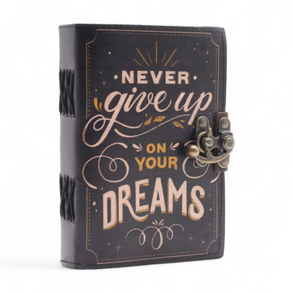 Printed Leather Notebook – 17.8 × 12.7 CM Never Give Up On Your Dreams, cubierta negra con frase inspiradora y cierre metálico