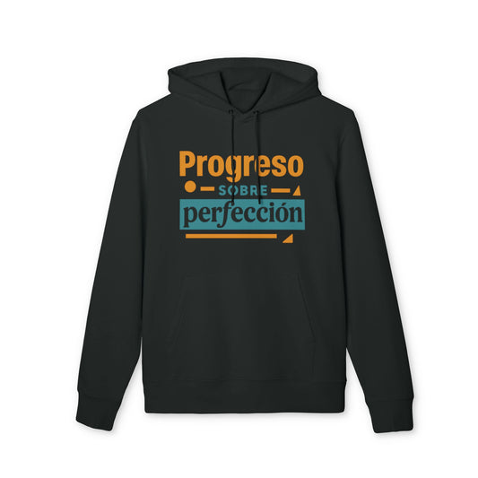 Alt Tag: Progreso Sobre Perfeccion 100% Organic Cotton Hoodie negro con capucha, estampado frontal “Progreso sobre perfección”