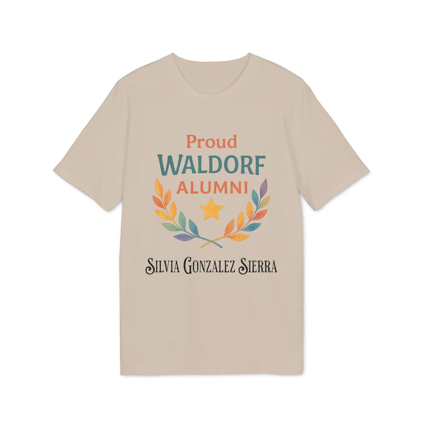 Proud Waldorf Alumni Light Colors camiseta beige con diseño tipográfico y corona de laurel multicolor