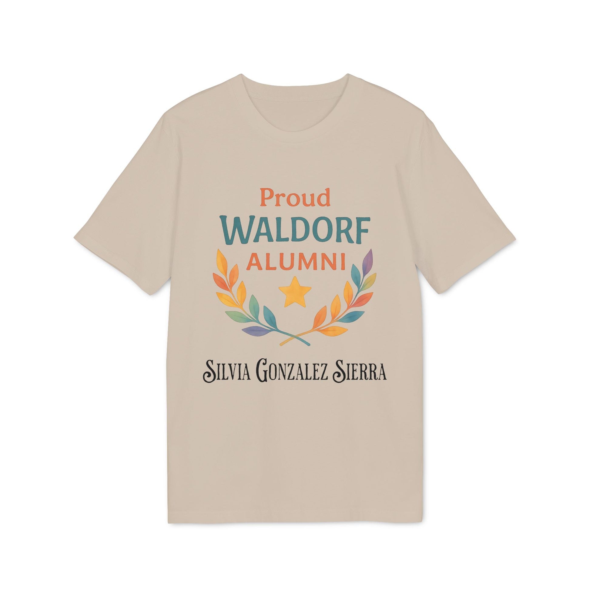 Proud Waldorf Alumni Light Colors camiseta beige con diseño tipográfico y corona de laurel multicolor