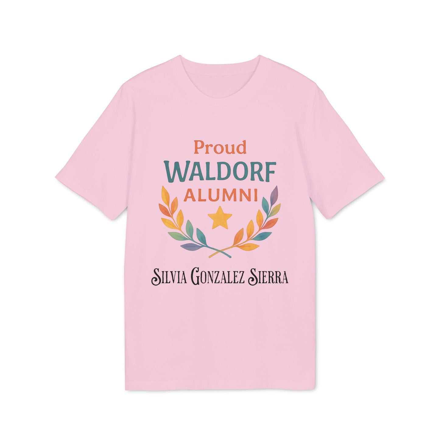 Alt Tag: Proud Waldorf Alumni Light Colors camiseta rosa con texto Proud Waldorf Alumni, corona de laurel y nombre Silvia Gonzalez Sierra