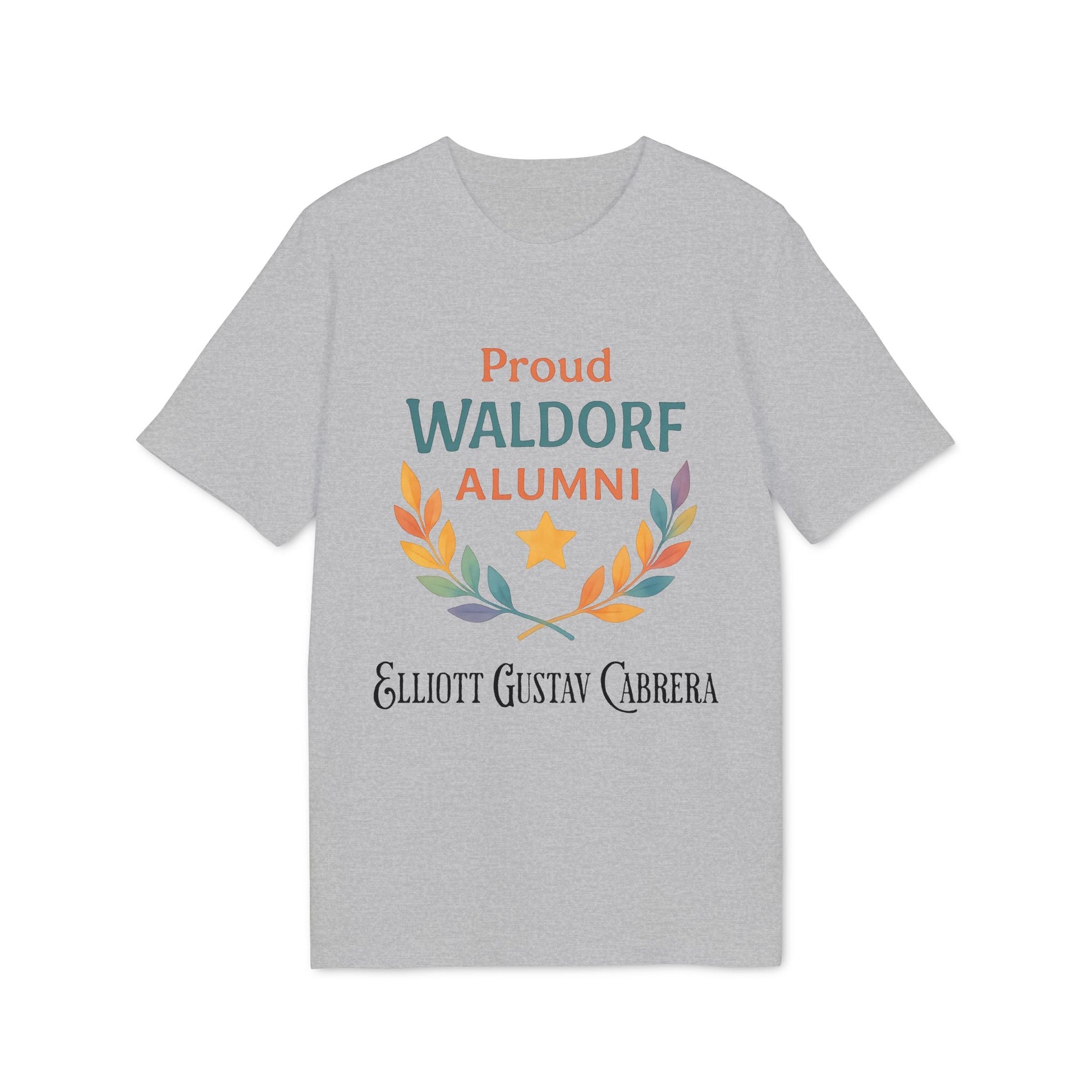 Proud Waldorf Alumni Light Colors camiseta gris claro con diseño "Proud Waldorf Alumni", corona de laurel y nombre Elliott Gustav Carrera