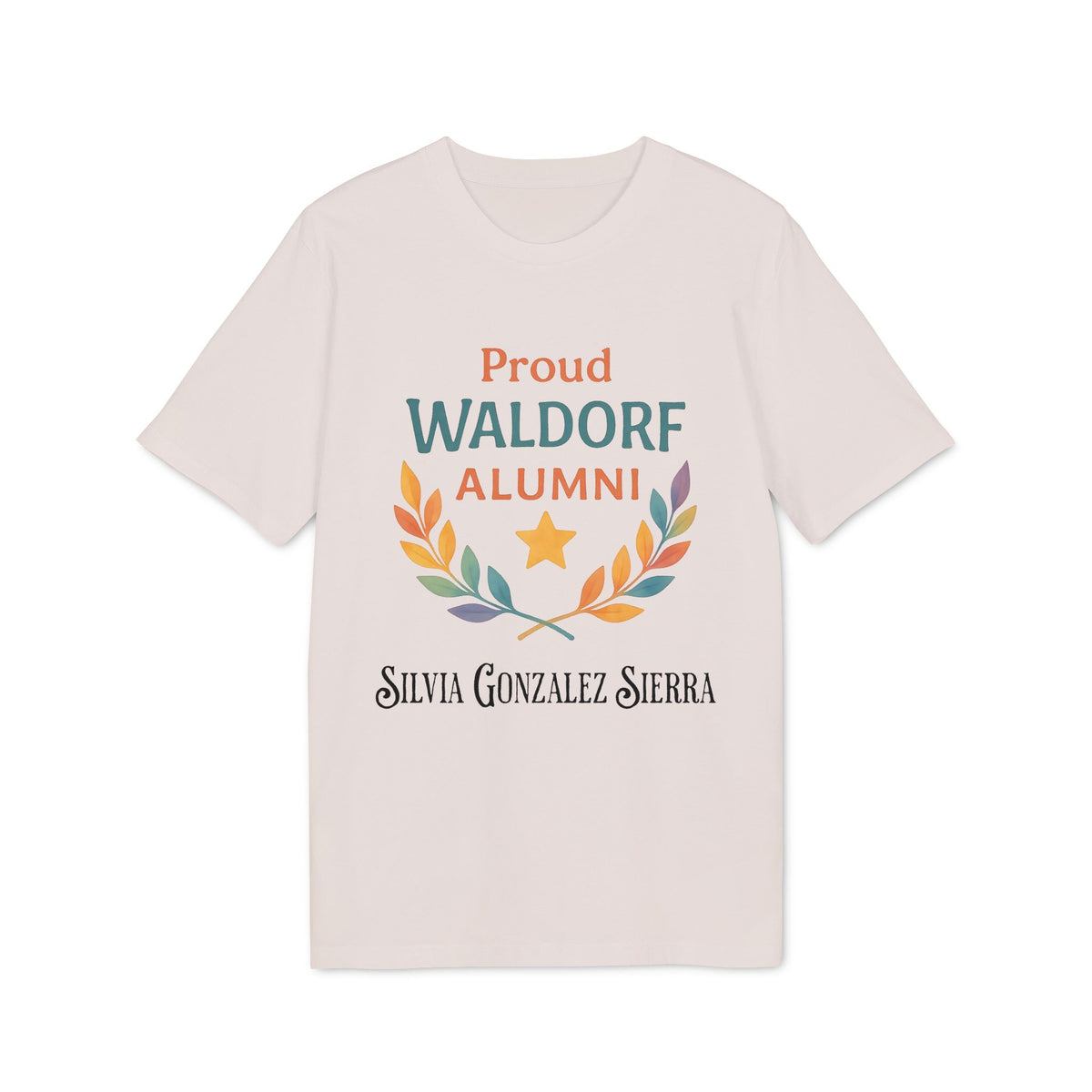 Proud Waldorf Alumni Light Colors camiseta beige con texto Proud Waldorf Alumni, corona de hojas multicolor y nombre Silvia Gonzalez Sierra